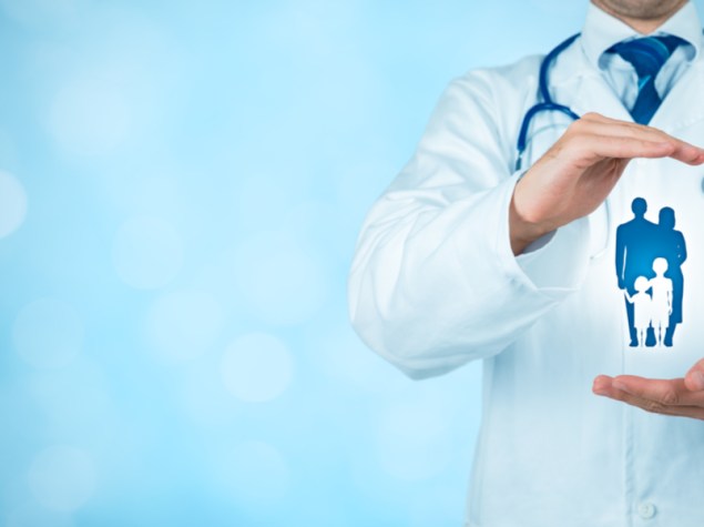 medico che tiene in mano ologramma di persone