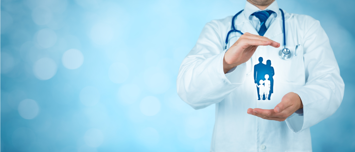 medico che tiene in mano ologramma di persone