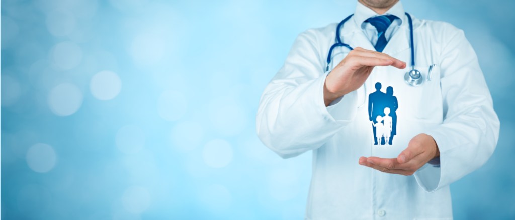medico che tiene in mano ologramma di persone