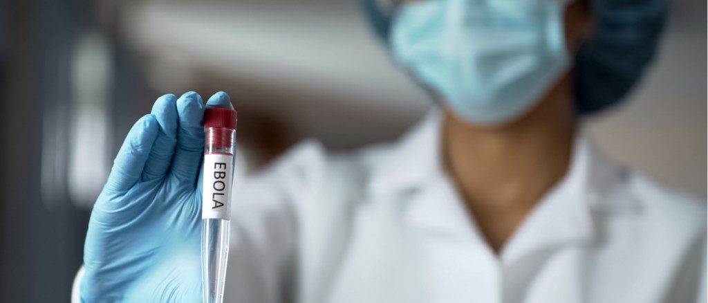 dottoressa che tiene in mano boccetta con scritto "ebola"