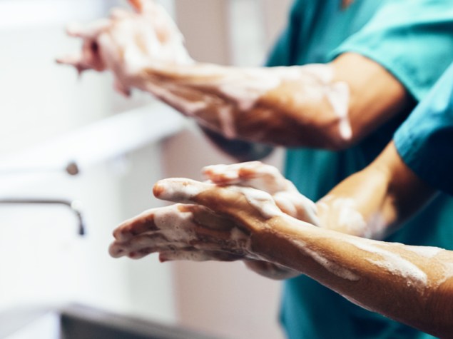 chirurghi che si lavao le mani in ospedale