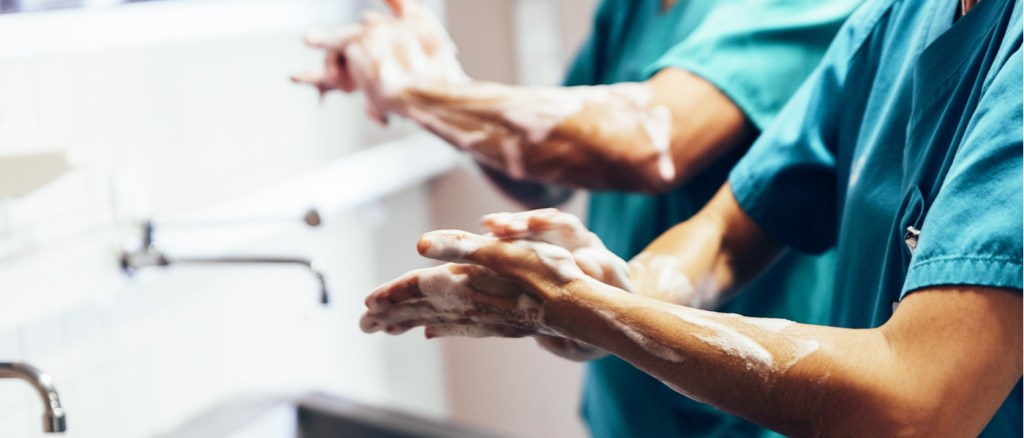 chirurghi che si lavao le mani in ospedale