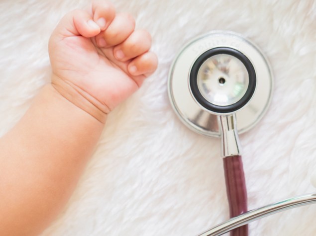 mano di bambino vicino a stetoscopio