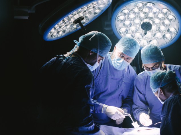 Medici in sala operatoria