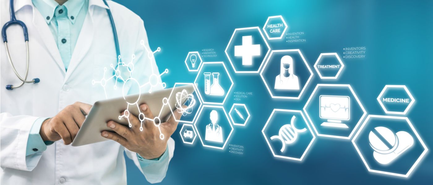 medico che indica vari loghi di sanità