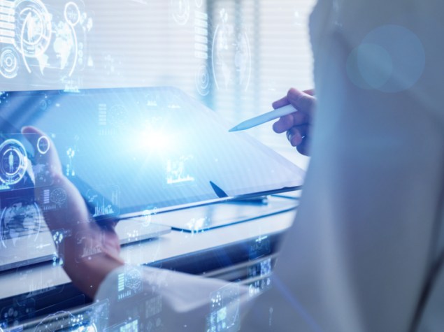 operatore sanitario che tiene in mano una lavagna digitale