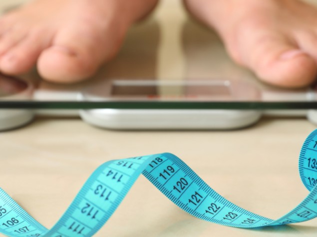 Piedi di una persona su una bilancia