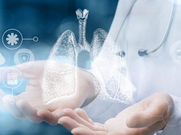 foto di medico che tiene tra le mani una rappresentazione olografica di polmoni