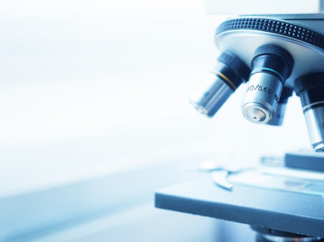 microscopio su sfondo bianco