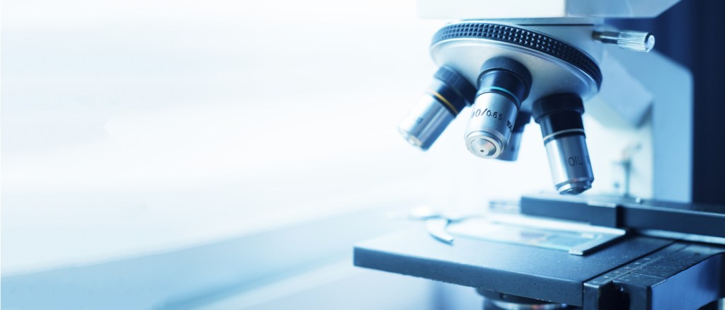 microscopio su sfondo bianco