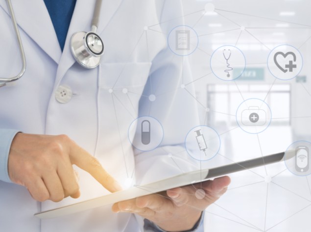 dottore che digita sullo schermo di un iPad