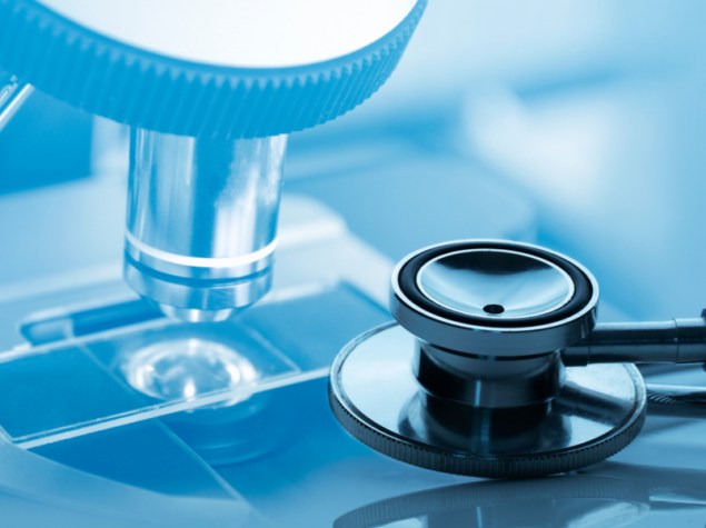 stetoscopio appoggiato su un pannello digitale azzurro