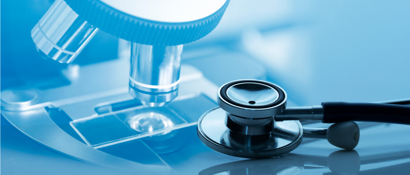 stetoscopio appoggiato su un pannello digitale azzurro