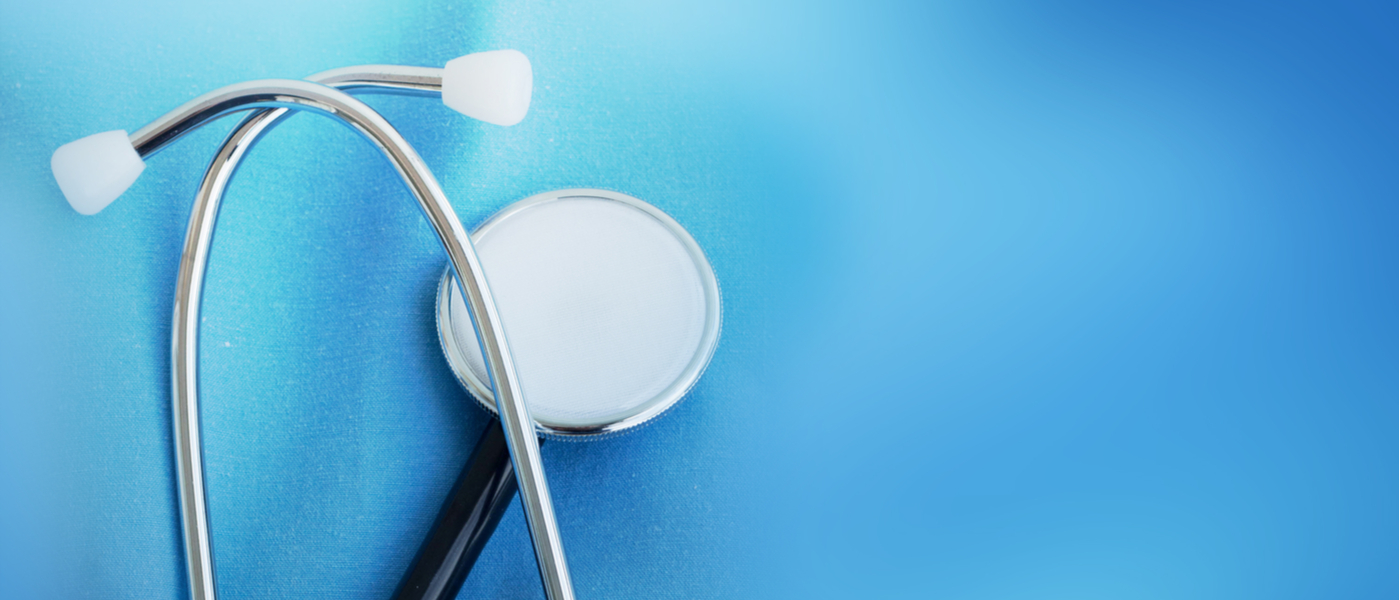 stetoscopio su sfondo blu