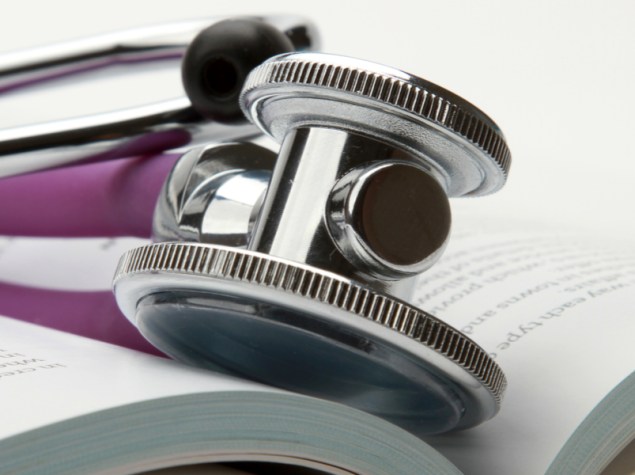 stetoscopio appoggiato su un libro