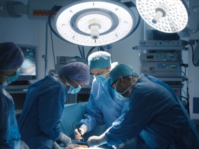 medici in sala operatoria