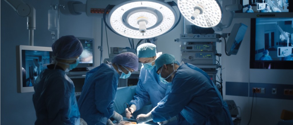 medici in sala operatoria
