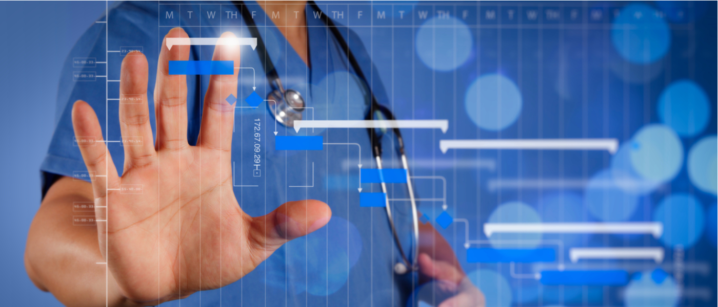 medico che tocca uno schermo digitale