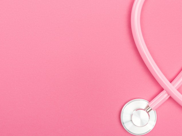 stetoscopio rosa su sfondo rosa