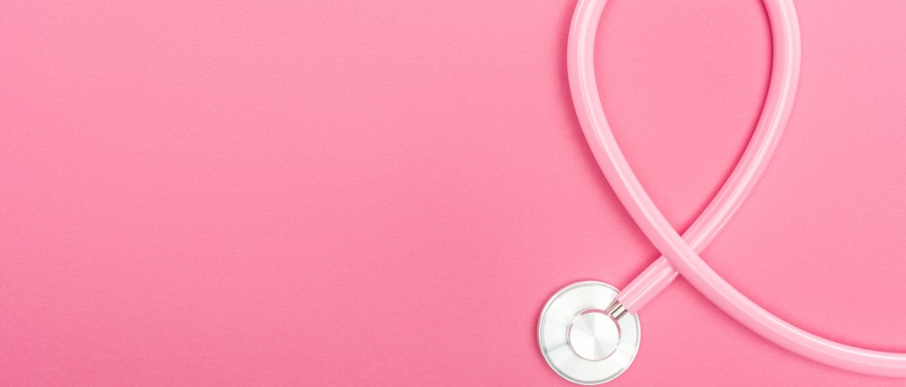 stetoscopio rosa su sfondo rosa