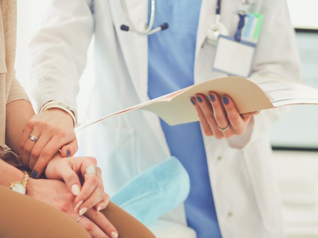 dottoressa che presenta un fascicolo ad una paziente