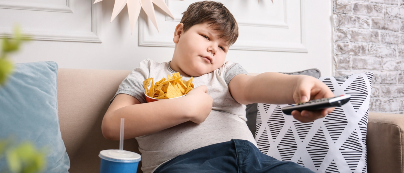 bambino obeso su divano