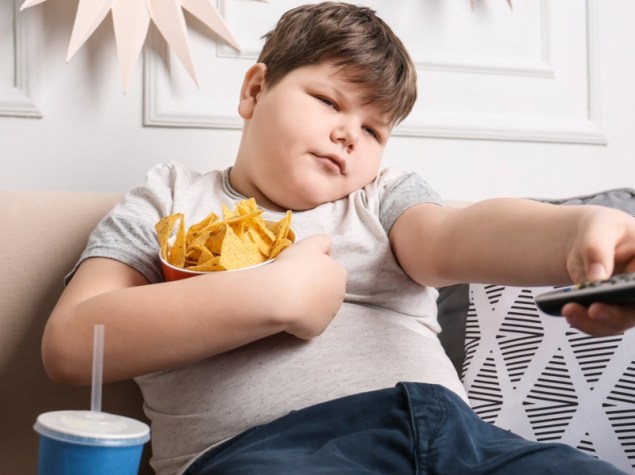 bambino obeso su divano