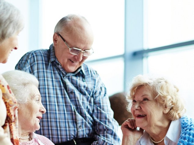 Gruppo di persone anziane sorridenti