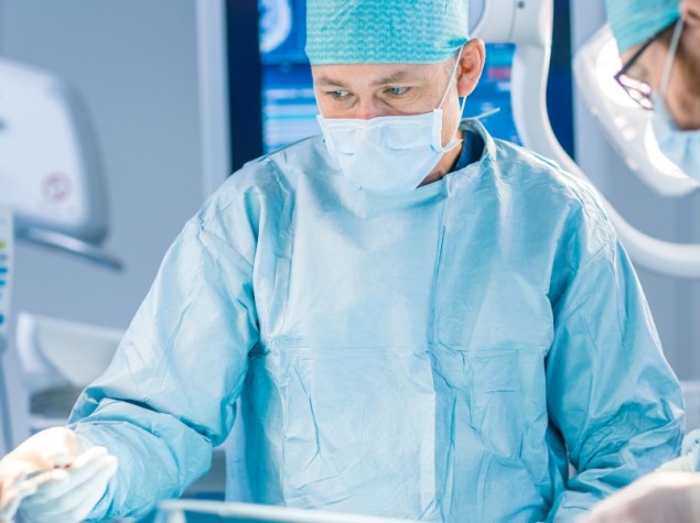 medico chirurgo in sala operatoria