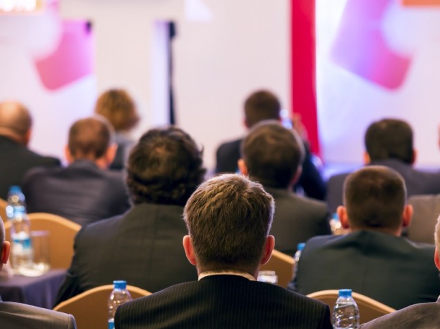 foto di un congresso di medici seduti dando le spalle alla camera
