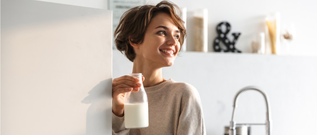 donna che beve latte
