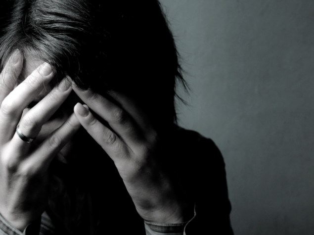 Persona con la testa fra le mani