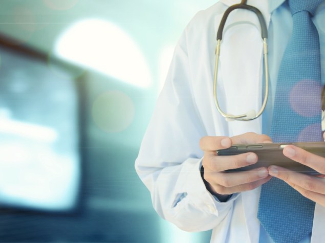 dottore con camice e stetoscopio al collo