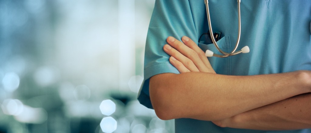 dottore con braccia conserte