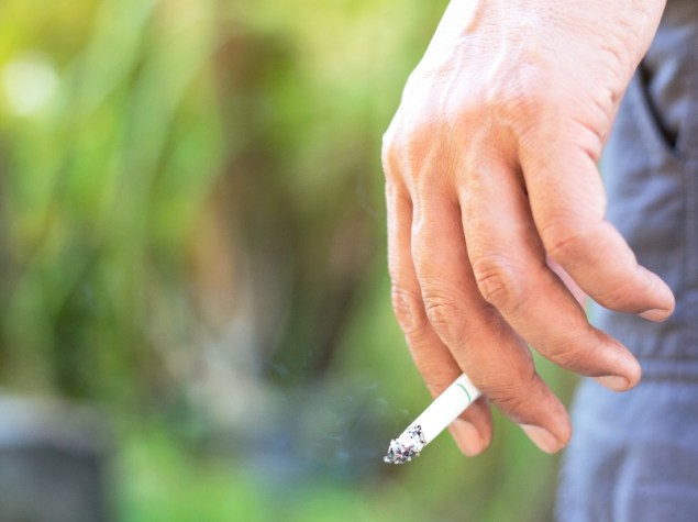 persona che fuma sigaretta