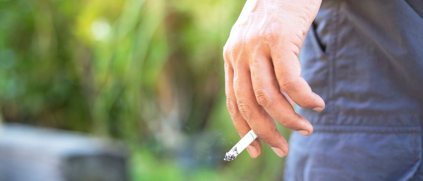 persona che fuma sigaretta