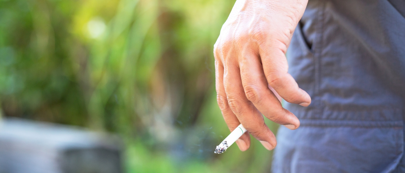 persona che fuma sigaretta