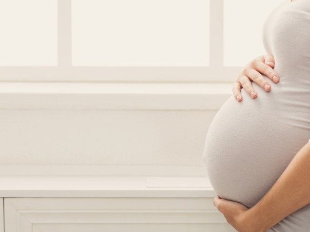 Donna incinta di profilo