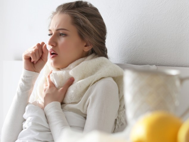 donna con influenza sdraiata sul divano