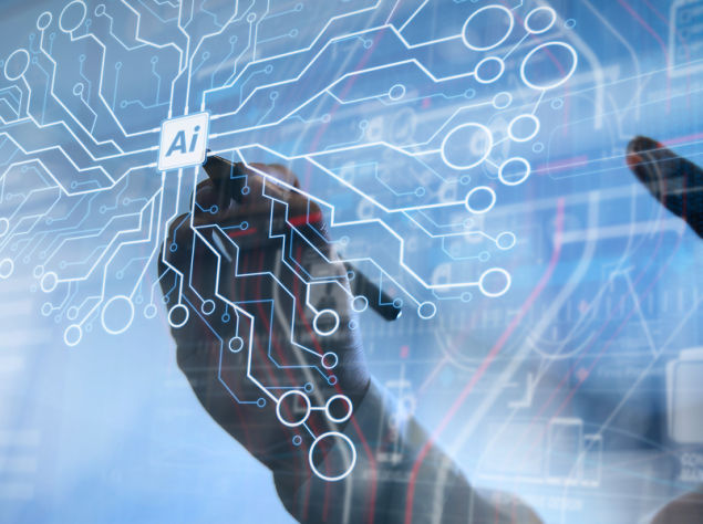 mano con penna che traccia dei segni su uno schermo virtuale con su scritto AI