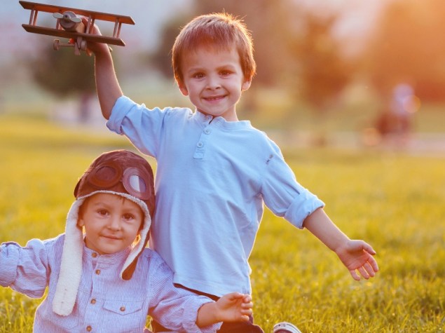 bambini che giocano in un parco