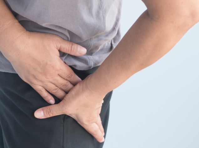Uomo con dolore anca