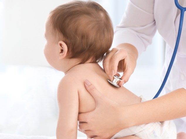 bambino che si fa visitare