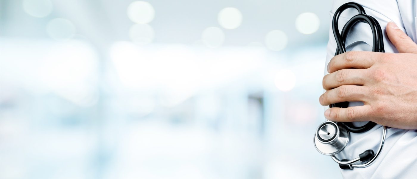 dottore con stetoscopio