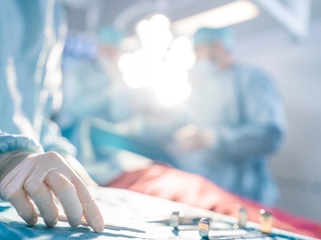 chirurghi in sala operatoria che si preparano ad operare