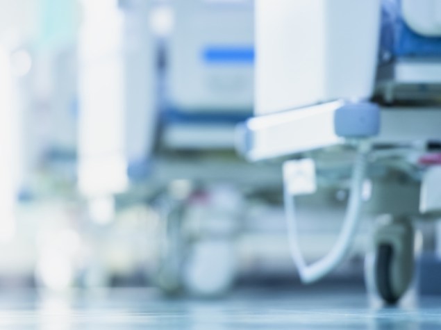 letti di un reparto di ospedale inquadrati dal basso verso l'alto