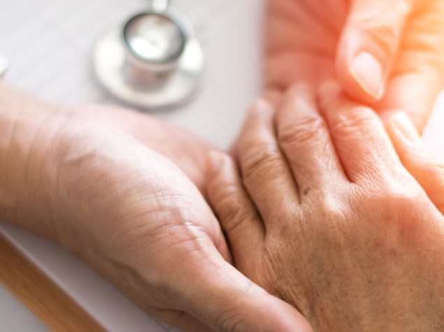 mano di paziente con Parkinson o Alzhaimer