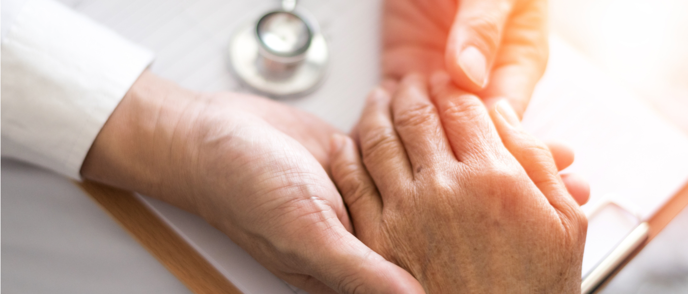 mano di paziente con Parkinson o Alzhaimer