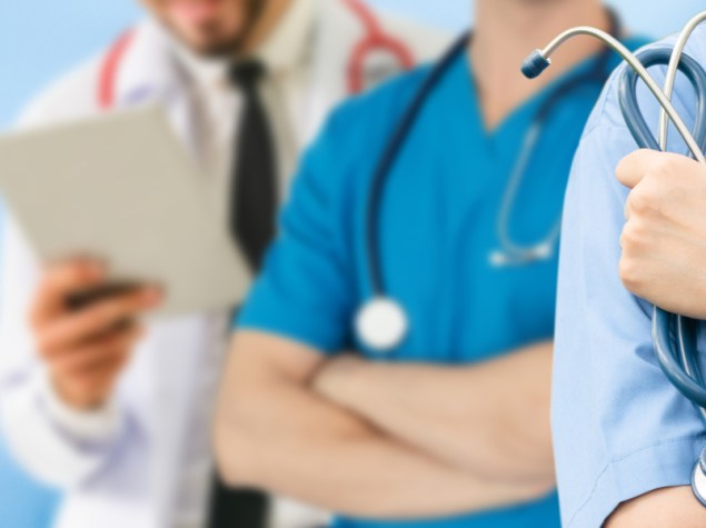 foto di tre medici in camice a mezzo busto uno dietro l'altro