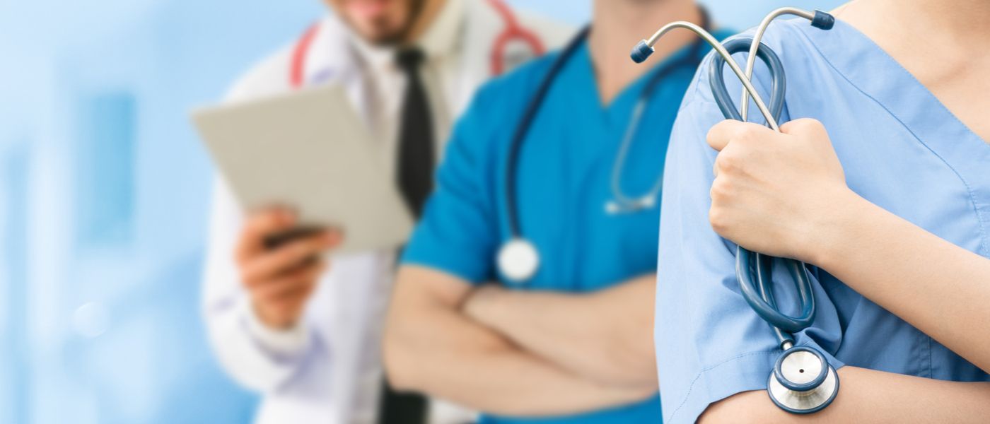 foto di tre medici in camice a mezzo busto uno dietro l'altro